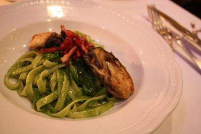 セレーナ　ほうれん草のジュレに焼いた牡蠣が乗ったもの