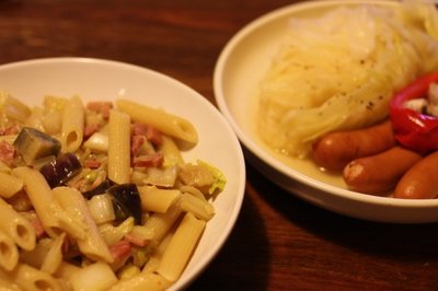 かにみそペンネ、キャベツとソーセージの煮込み